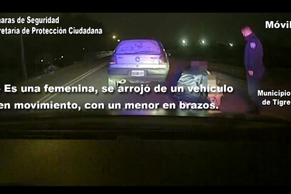 Una mujer con sus hijos se arroja de un auto en marcha tras escapar de su agresor