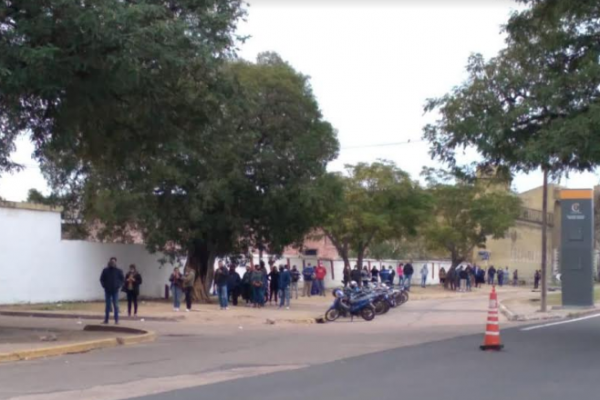 Alarma en Corrientes: Cien personas a la espera de testeos en zona del puente