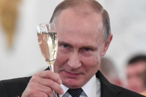 Vladimir Putin le declaró la guerra comercial a Francia por el champagne