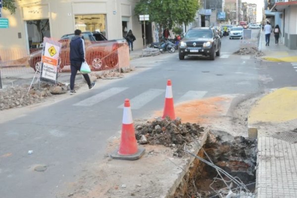 Seguirá cortado el tránsito en la calle San Martín por una polémica obra pluvial