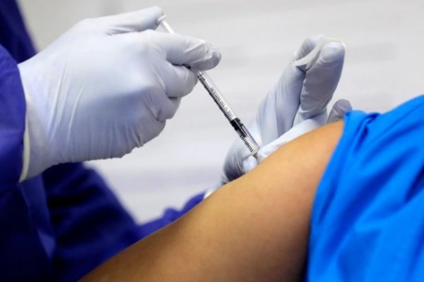 El Gobierno estudia la aplicación de la vacuna china Sinopharm a niños y adolescentes
