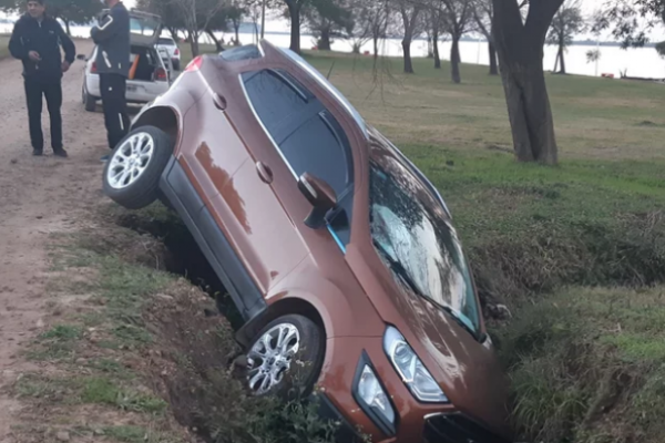 Se le cruzó un caballo y terminó en un hondo zanjón