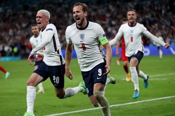 Inglaterra derrotó a Dinamarca con polémica y se metió en la final