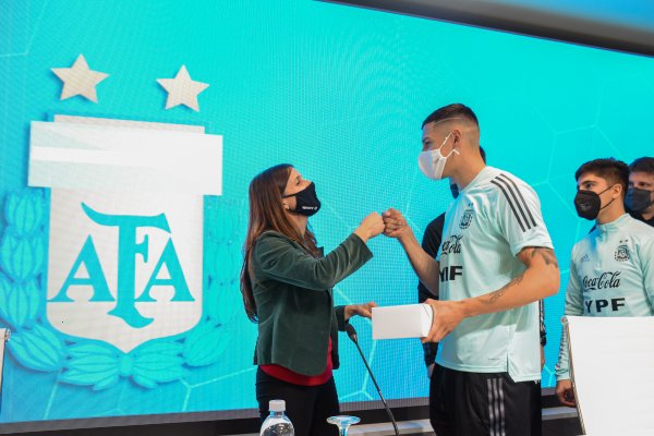 El seleccionado de fútbol sub23 recibió la bandera argentina antes del viaje a Tokio