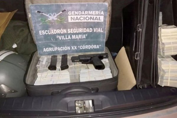 Un padre y su hijo fueron detenidos con un millón de dólares en el baúl del auto