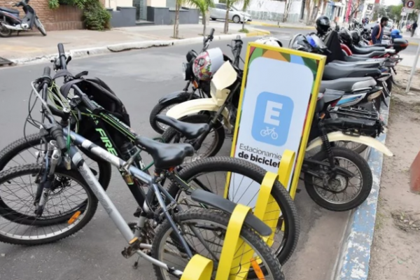 Instalarán estructuras para estacionar bicicletas en 20 esquinas del centro