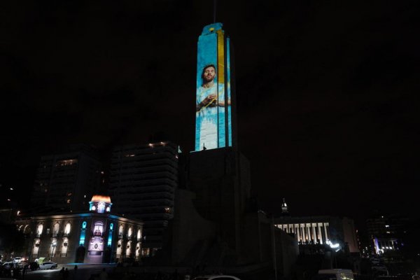 El Monumento a la Bandera se iluminó con imágenes y mensajes de aliento a la Selección