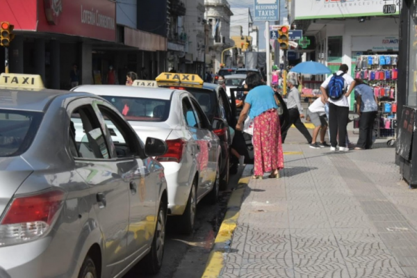 Taxistas definieron alza de 10 pesos en su bajada de bandera