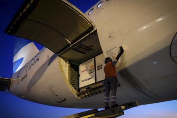 Parte esta tarde un nuevo vuelo a China y el domingo otro a Rusia a buscar más vacunas