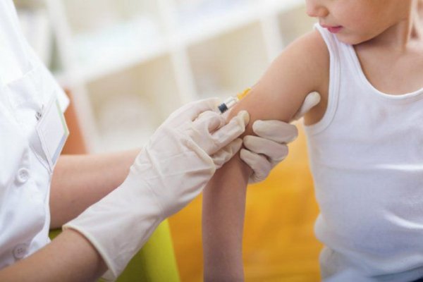 OMS insta a no inmunizar de forma masiva a menores de edad