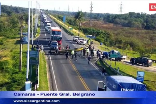 Manifestantes cruzaron una canoa para cortar el tránsito en el Puente General Belgrano