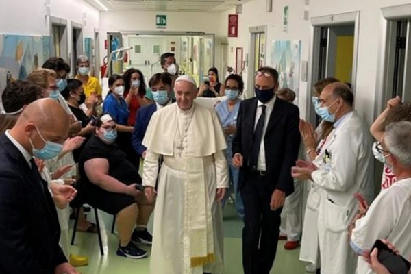 El papa Francisco salió del hospital y continuará su recuperación en el Vaticano tras la cirugía de colon