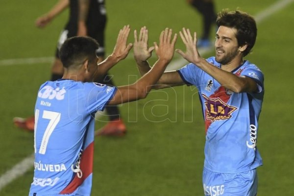 Arsenal visita a Sporting Cristal en Lima por los octavos de final