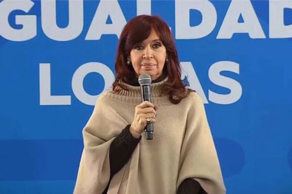 Cristina Kirchner vuelve de El Calafate para encender la campaña con una audiencia y el cierre de listas