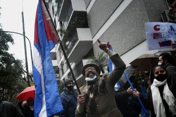 Marchas a favor y en contra del gobierno de Cuba ante la Embajada en Argentina