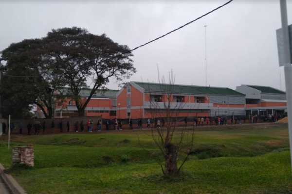 Impactante fila de goyanos esperando ser vacunados contra el Covid-19