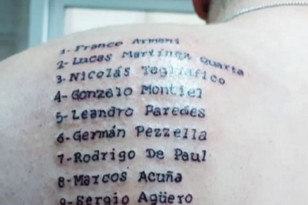 Un cordobés se tatuó en la espalda a todo el plantel de la Selección Argentina