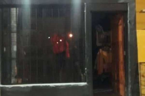 Dos sujetos detenidos tras ingresar a robar a un local de ropas