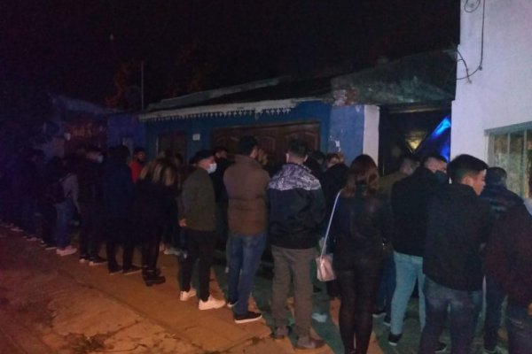 Policías desbarataron fiesta clandestina con 62 personas