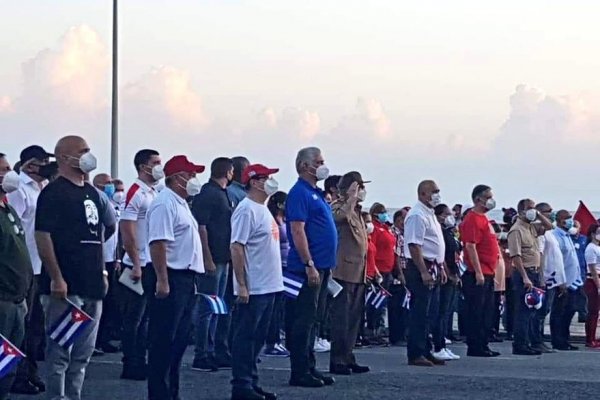 Con Raúl Castro a la cabeza, el régimen de Cuba organizó una marcha a seis días de las protestas contra el gobierno