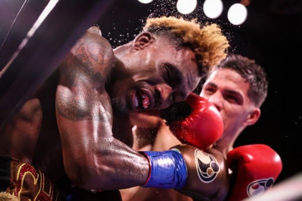 Brian Castaño empató ante Jermell Charlo, tras un polémico fallo