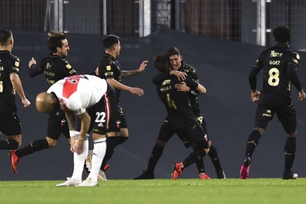 Colón dio el golpe y derrotó a River en el Monumental