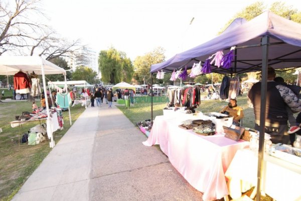 Crece la venta de abrigos y zapatos de segunda mano en la feria de pulgas