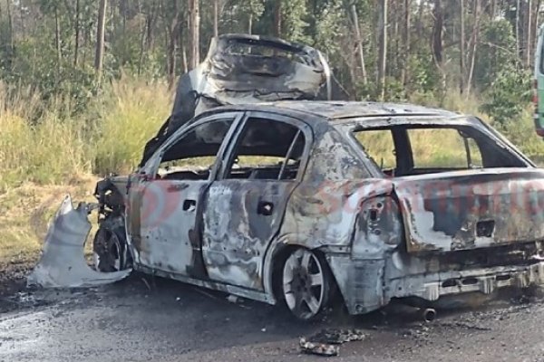 Auto se prendió fuego tras chocar contra un camión cerca de Bella Vista