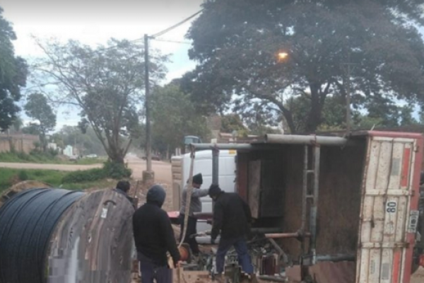 Volcó camión cargado con rollos de cables y causó corte de tránsito