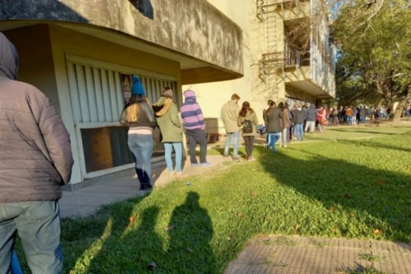 Corrientes: Largas filas de estudiantes para aplicarse la vacuna anticovid