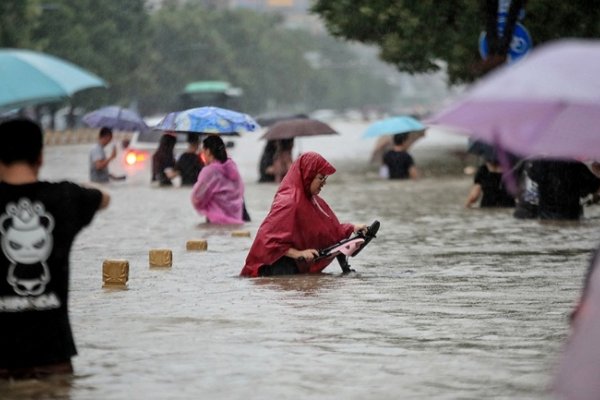 China: Al menos 25 fallecidos y 200.000 evacuados por inundaciones y lluvias torrenciales
