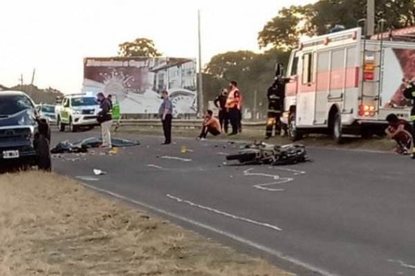 Un motociclista murió tras chocar de frente contra una camioneta