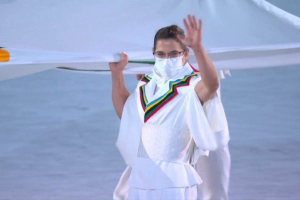 Tokio 2020: Paula Pareto entró con la bandera olímpica