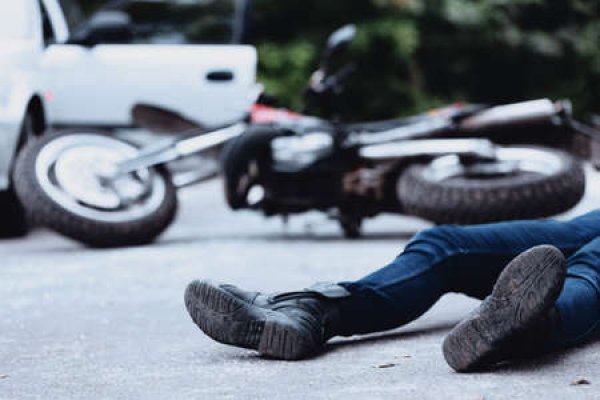 Un joven murió al chocar una moto contra una camioneta