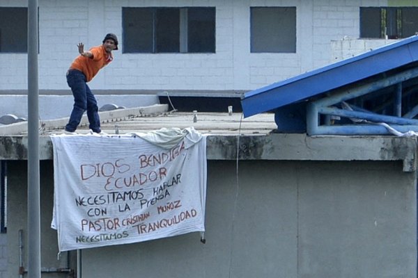 Ascienden a 27 los fallecidos por los motines en las cárceles de Ecuador