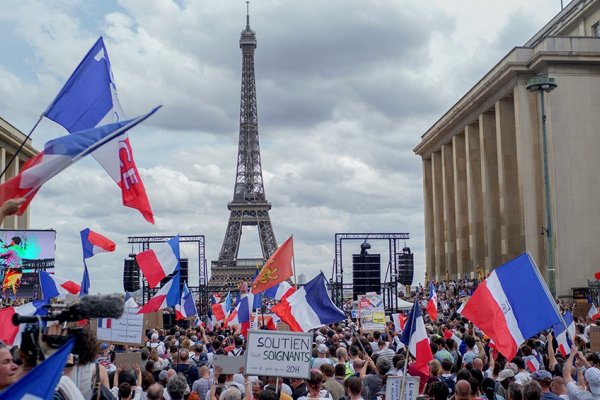Francia: la Policía detuvo a más de 70 personas en las marchas contra el pase sanitario