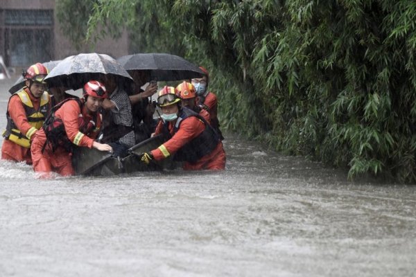 El tifón In-Fa tocó tierra tras devastadoras inundaciones