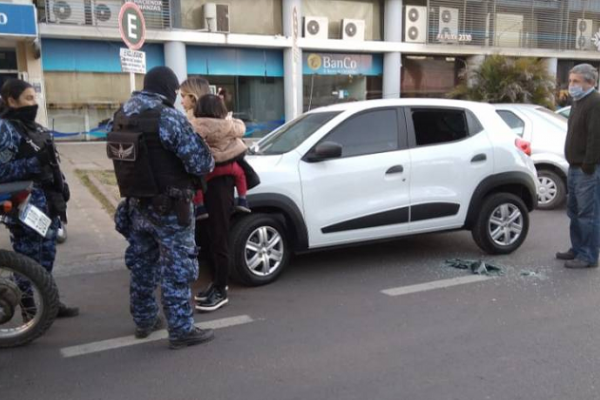 Policía rompió el vidrio de un auto para rescatar a una nena