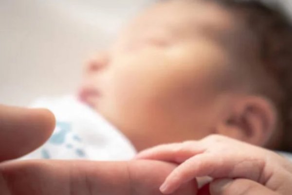 Piden ayuda para un bebé que nació en el hospital de Campaña: su madre murió