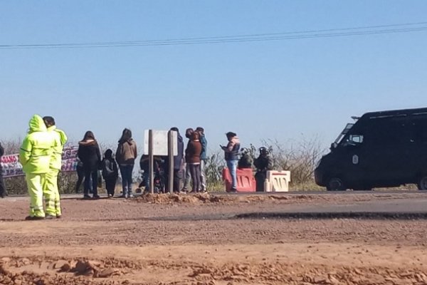 Reclamos a la DPEC: Cortaron el tránsito frente al Aeropuerto