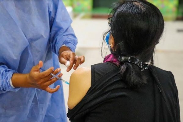 Mezcla de vacunas: Corrientes habilitaría experimentar