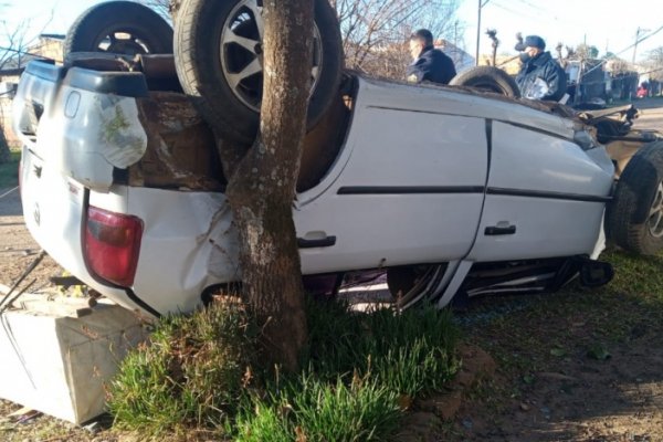 Dos heridos tras impactante vuelco de un auto