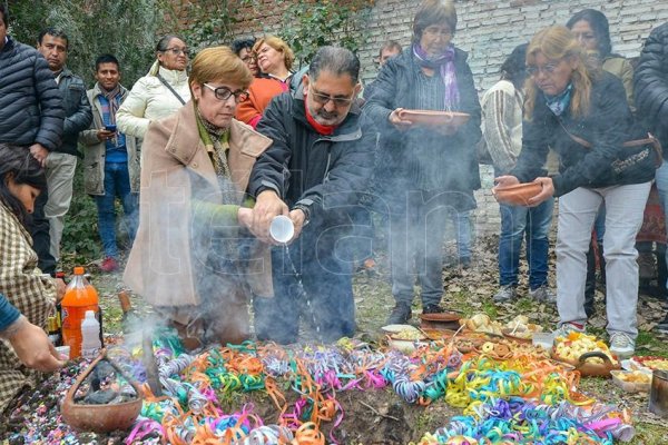 Con rituales ancestrales y profunda fe, los jujeños celebraron el Día de la Pachamama