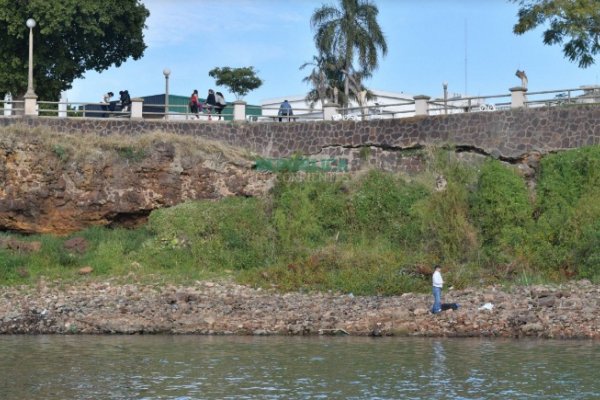 La bajante desde el río: Grietas, marcas y estructuras que quedaron al descubierto