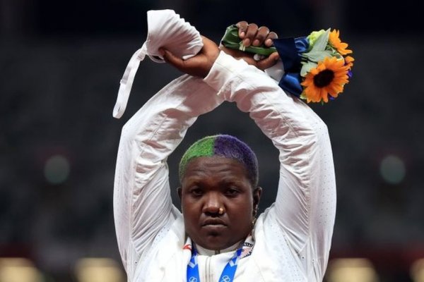Qué significa la protesta de la atleta estadounidense que cruzó los brazos tras recibir su medalla
