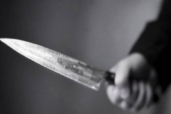 Una mujer quiso matar a su hija con un cuchillo y prenderse fuego