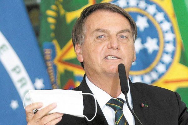 Susto para Bolsonaro: un hombre simuló tirarle un objeto cuando el presidente brasileño iba en moto