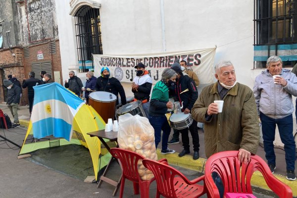 Judiciales y otra protesta con cocido incluido frente al STJ