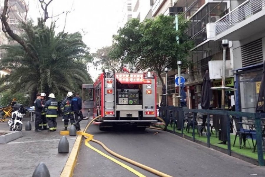 Evacuaron un edificio en Palermo por un incendio que tomó un departamento entero