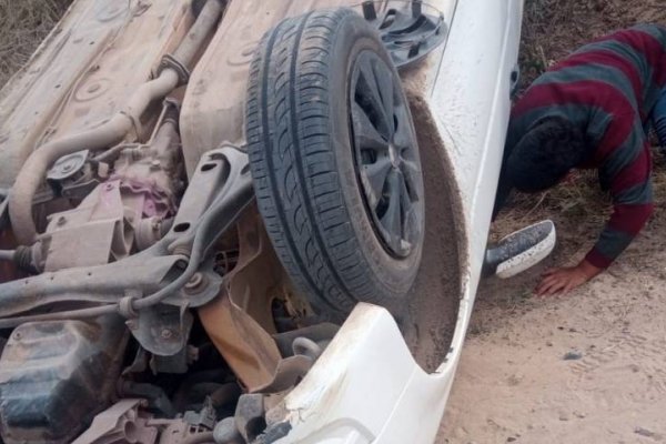 Esquivó a un animal y volcó en la avenida Centenario